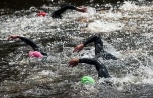 Auffällige Badekappen lassen dich gut im Wasser erkennen